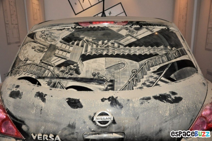 Illustration de l'article : Scott Wade, l'homme qui transforme vos vitres d'auto en oeuvres d'art impressionnantes!