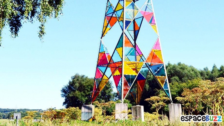 Illustration de l'article : Une tour électrique transformée par des verres colorés.