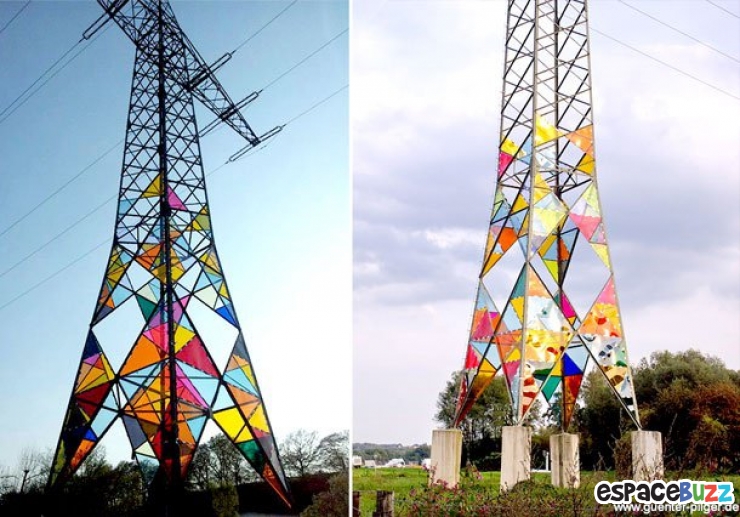 Illustration de l'article : Une tour électrique transformée par des verres colorés.