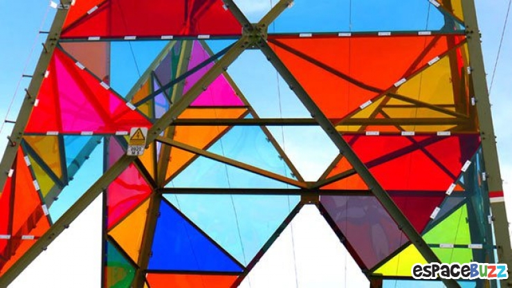 Illustration de l'article : Une tour électrique transformée par des verres colorés.