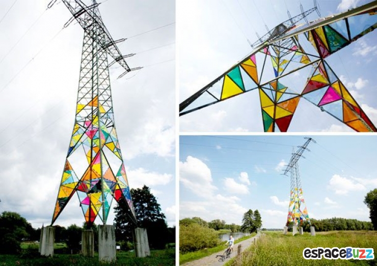 Illustration de l'article : Une tour électrique transformée par des verres colorés.