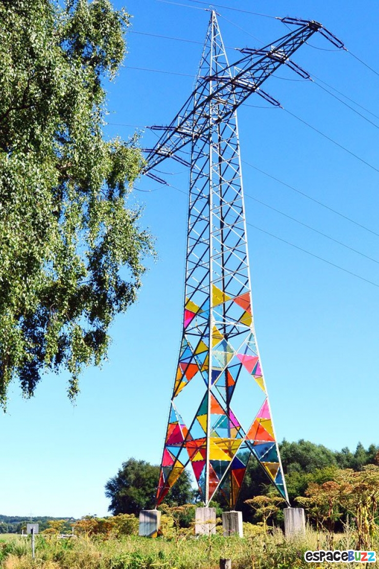 Illustration de l'article : Une tour électrique transformée par des verres colorés.
