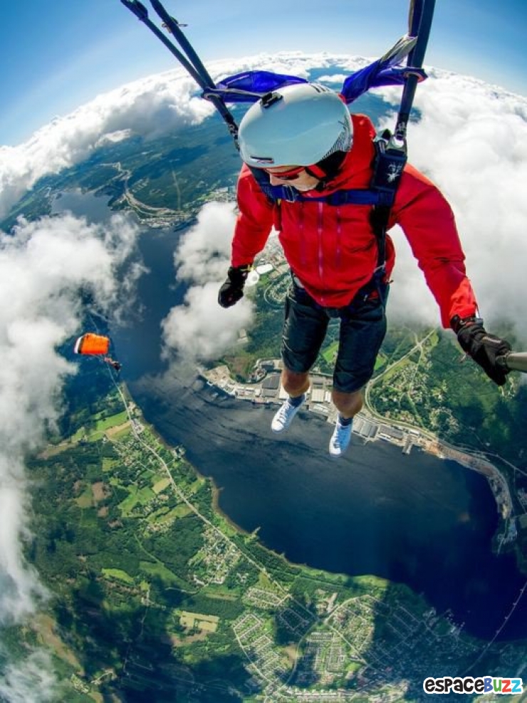 Illustration de l'article : Un parachutiste nous fait vivre de vertigineuses sensations avec de superbes clichés