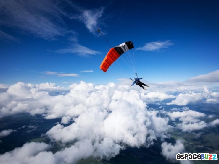Illustration de l'article : Un parachutiste nous fait vivre de vertigineuses sensations avec de superbes clichés