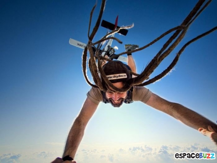 Illustration de l'article : Un parachutiste nous fait vivre de vertigineuses sensations avec de superbes clichés