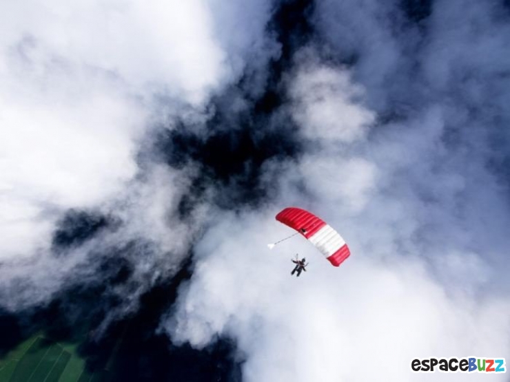 Illustration de l'article : Un parachutiste nous fait vivre de vertigineuses sensations avec de superbes clichés