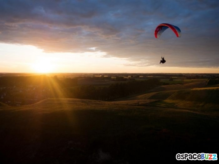Illustration de l'article : Un parachutiste nous fait vivre de vertigineuses sensations avec de superbes clichés