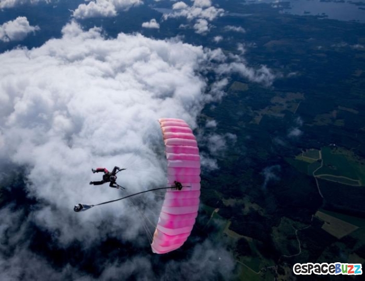 Illustration de l'article : Un parachutiste nous fait vivre de vertigineuses sensations avec de superbes clichés