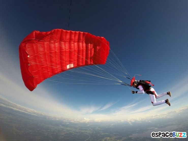 Illustration de l'article : Un parachutiste nous fait vivre de vertigineuses sensations avec de superbes clichés
