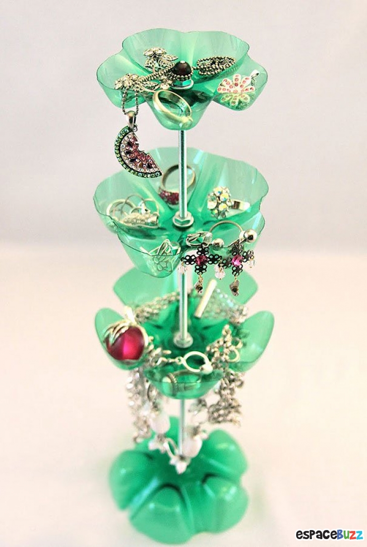 Illustration de l'article : 14 idées déco à base de bouteilles en plastique