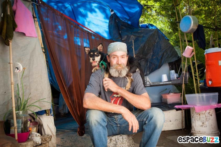 Illustration de l'article : Quand l'amitité entre Sdf et Animaux est immortalisée par 10 photos magnifiques...