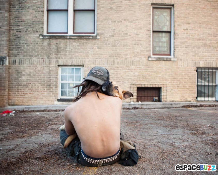 Illustration de l'article : Quand l'amitité entre Sdf et Animaux est immortalisée par 10 photos magnifiques...