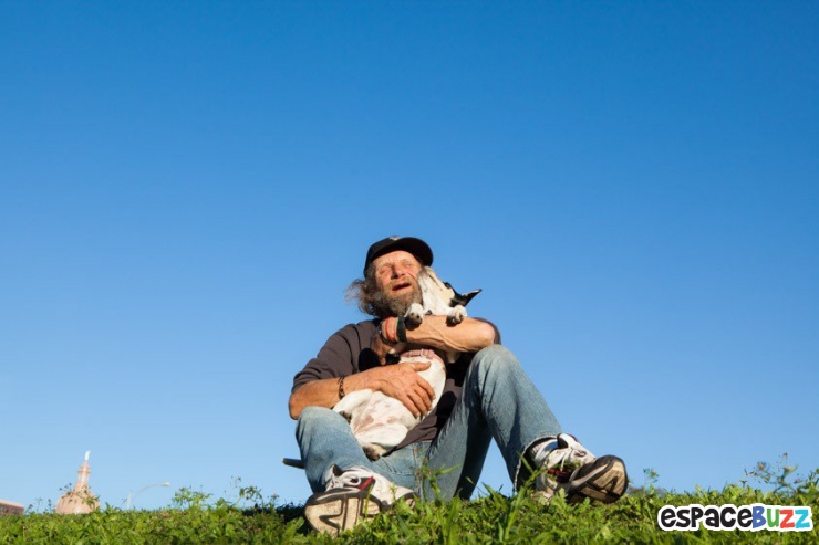 Illustration de l'article : Quand l'amitité entre Sdf et Animaux est immortalisée par 10 photos magnifiques...