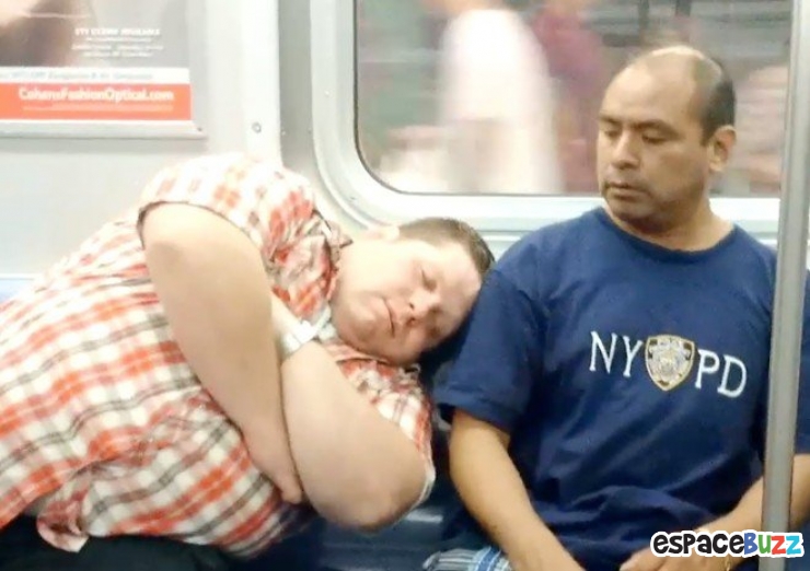 Illustration de l'article : Top 10 des personnes qui s’endorment n'importe comment dans le métro!