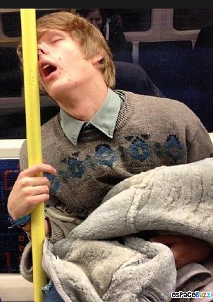 Illustration de l'article : Top 10 des personnes qui s’endorment n'importe comment dans le métro!