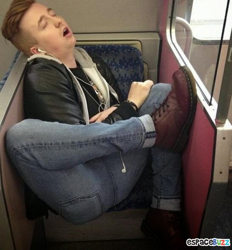 Illustration de l'article : Top 10 des personnes qui s’endorment n'importe comment dans le métro!