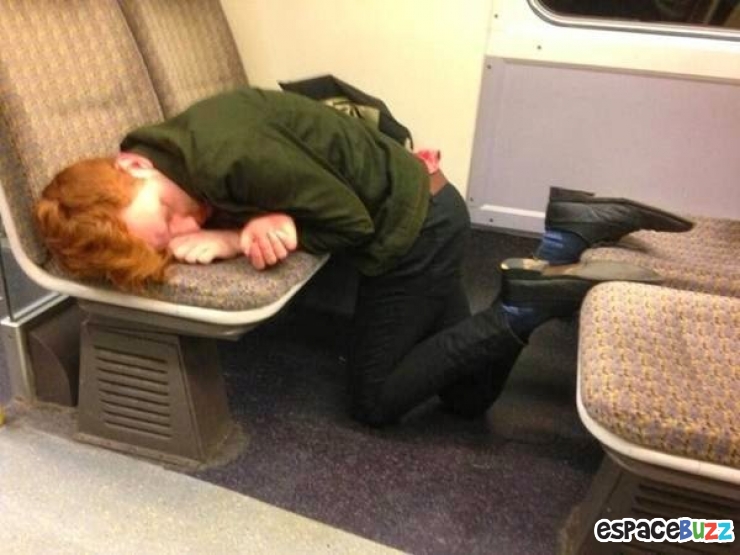 Illustration de l'article : Top 10 des personnes qui s’endorment n'importe comment dans le métro!