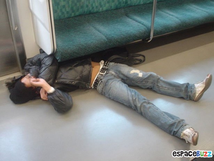 Illustration de l'article : Top 10 des personnes qui s’endorment n'importe comment dans le métro!