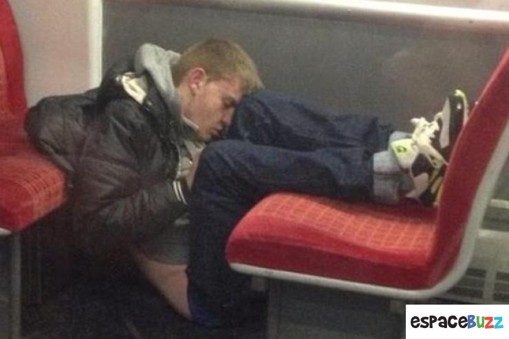 Illustration de l'article : Top 10 des personnes qui s’endorment n'importe comment dans le métro!