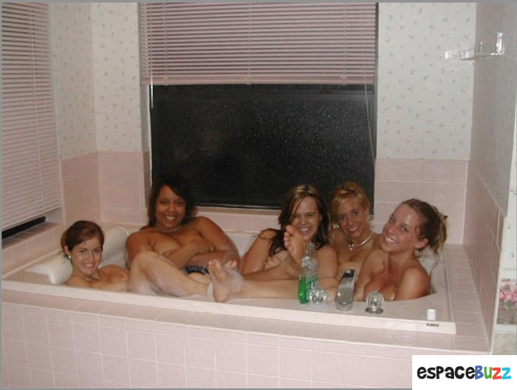 Illustration de l'article : Trouvez l'erreur: Petit bain entre filles!