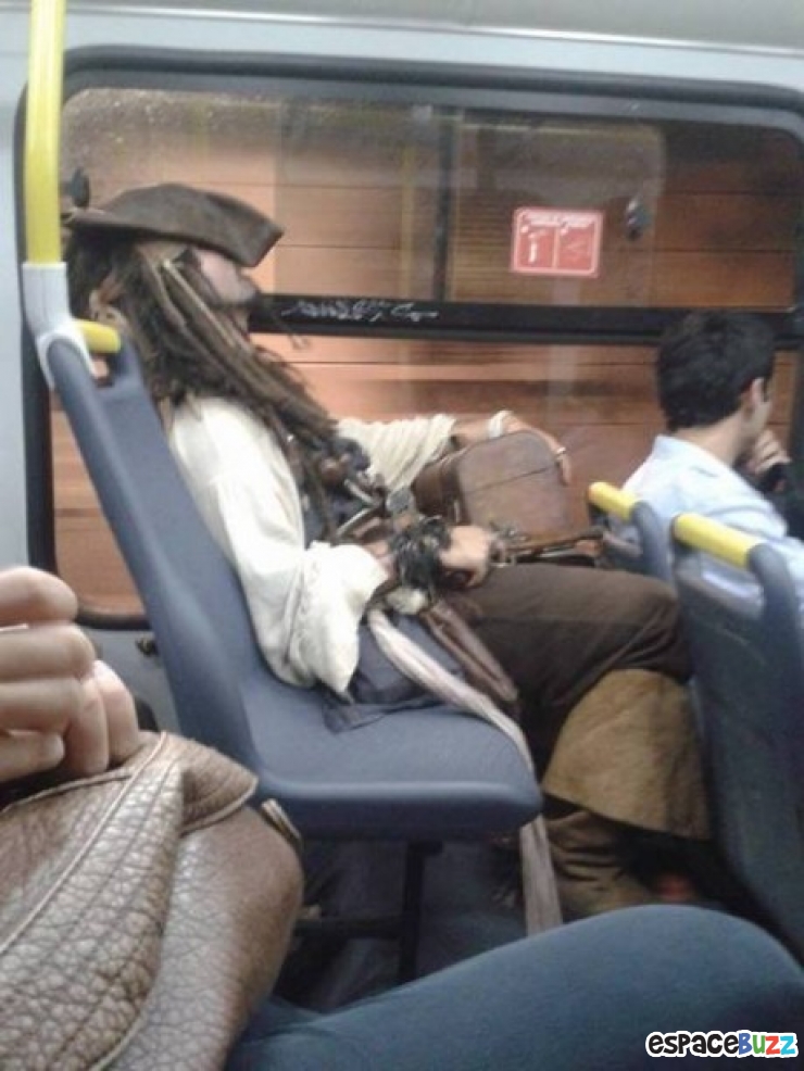 Illustration de l'article : Top 20 des personnes bizarres qu’on risque de croiser dans le métro.