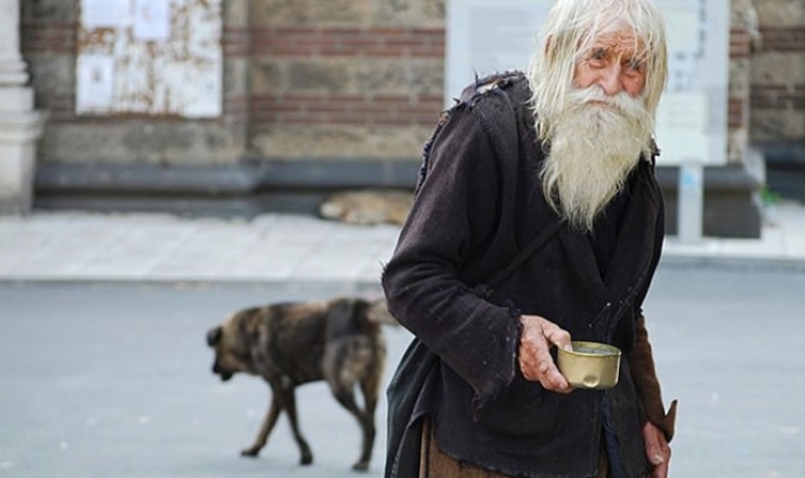 Illustration de l'article : Quand vous allez voir ce que fait ce vieillard qui mendie vous n'allez pas en croire vos yeux!
