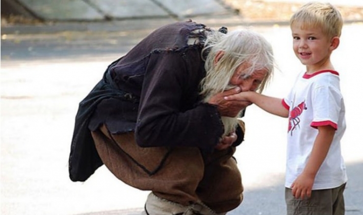 Illustration de l'article : Quand vous allez voir ce que fait ce vieillard qui mendie vous n'allez pas en croire vos yeux!