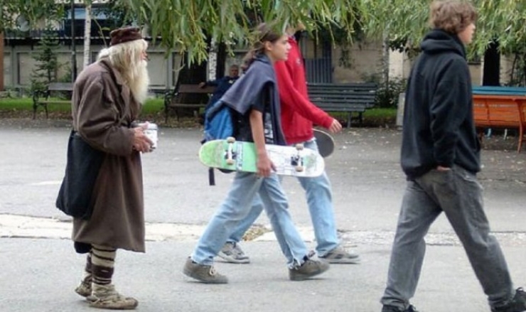 Illustration de l'article : Quand vous allez voir ce que fait ce vieillard qui mendie vous n'allez pas en croire vos yeux!