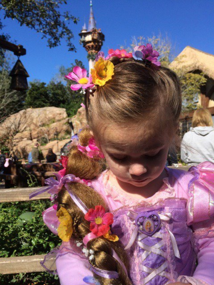 Illustration de l'article : Sa maman lui fabrique des robes inspirées de l'univers Disney