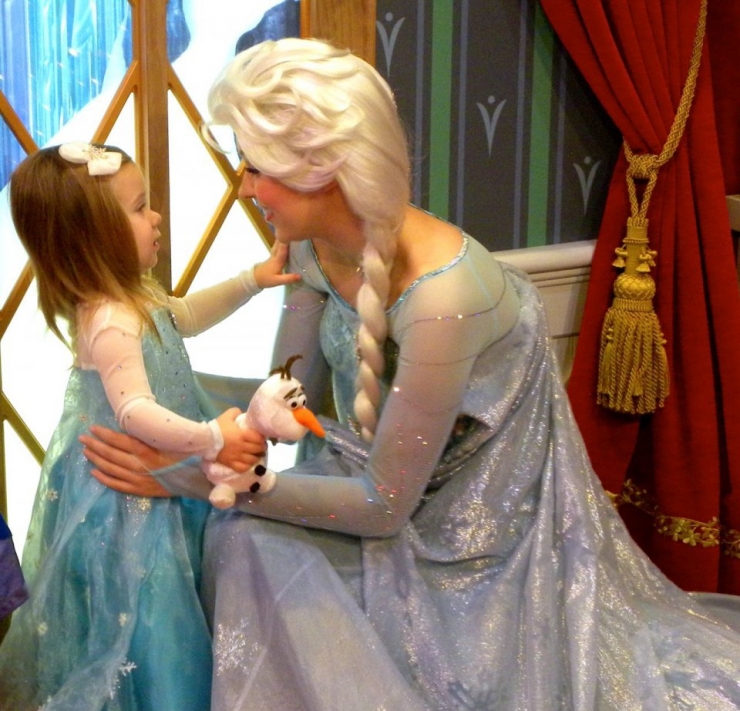 Illustration de l'article : Sa maman lui fabrique des robes inspirées de l'univers Disney