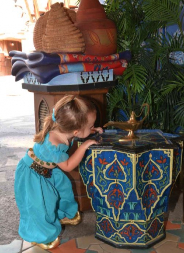 Illustration de l'article : Sa maman lui fabrique des robes inspirées de l'univers Disney