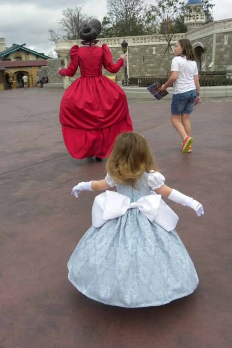 Illustration de l'article : Sa maman lui fabrique des robes inspirées de l'univers Disney