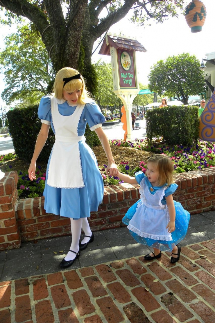 Illustration de l'article : Sa maman lui fabrique des robes inspirées de l'univers Disney