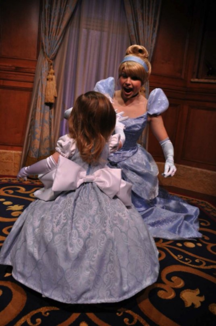 Illustration de l'article : Sa maman lui fabrique des robes inspirées de l'univers Disney