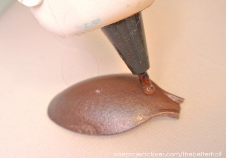 Illustration de l'article : Fabriquez un petit sapin de Noël avec des cuillères en plastique