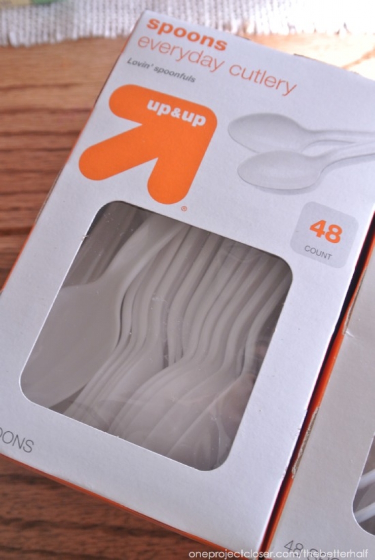 Illustration de l'article : Fabriquez un petit sapin de Noël avec des cuillères en plastique