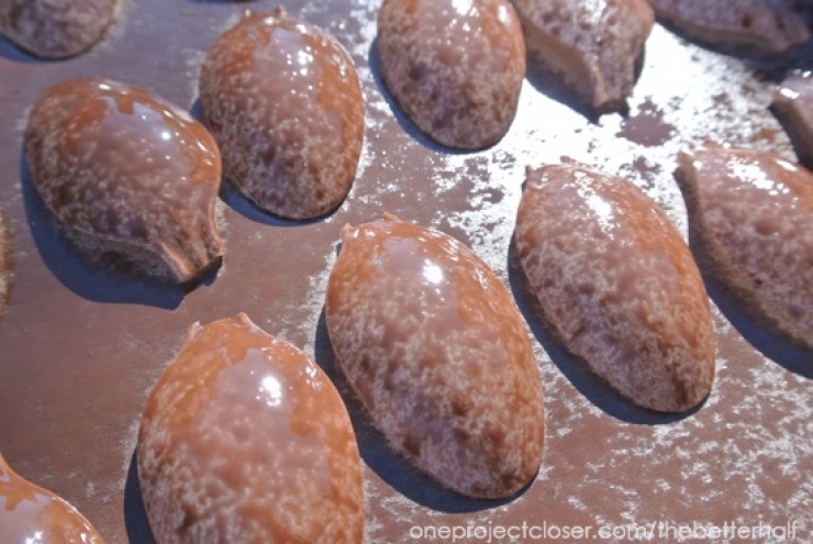 Illustration de l'article : Fabriquez un petit sapin de Noël avec des cuillères en plastique