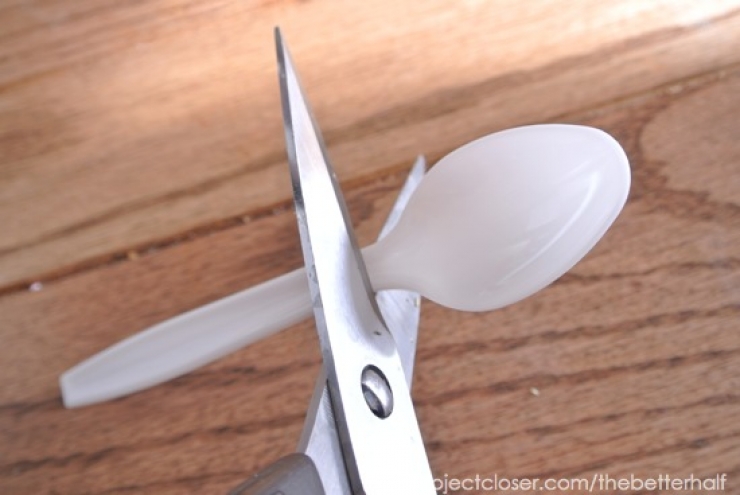 Illustration de l'article : Fabriquez un petit sapin de Noël avec des cuillères en plastique