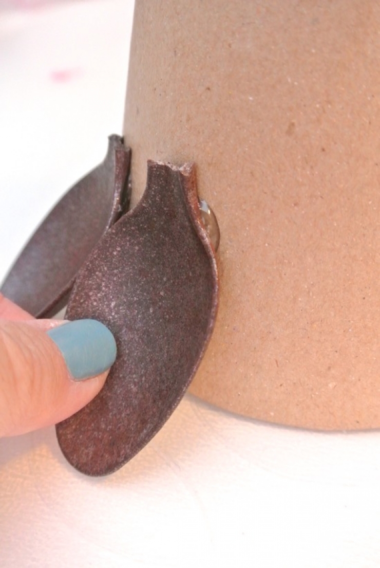 Illustration de l'article : Fabriquez un petit sapin de Noël avec des cuillères en plastique