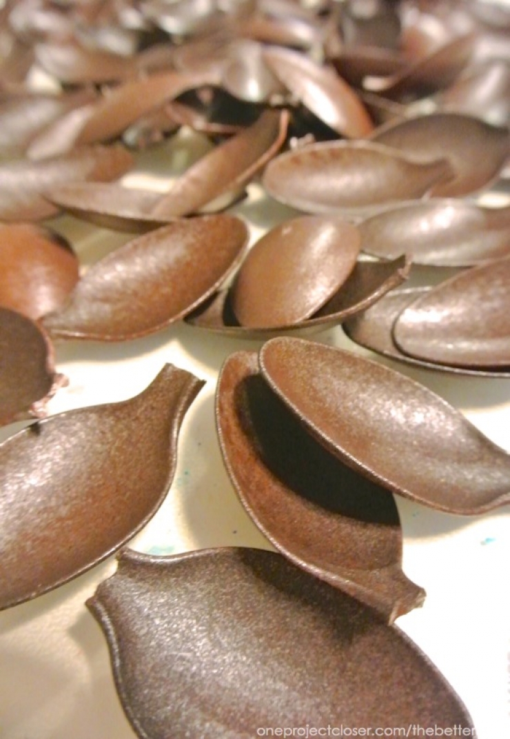 Illustration de l'article : Fabriquez un petit sapin de Noël avec des cuillères en plastique