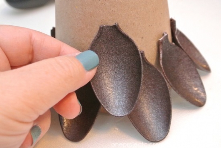 Illustration de l'article : Fabriquez un petit sapin de Noël avec des cuillères en plastique