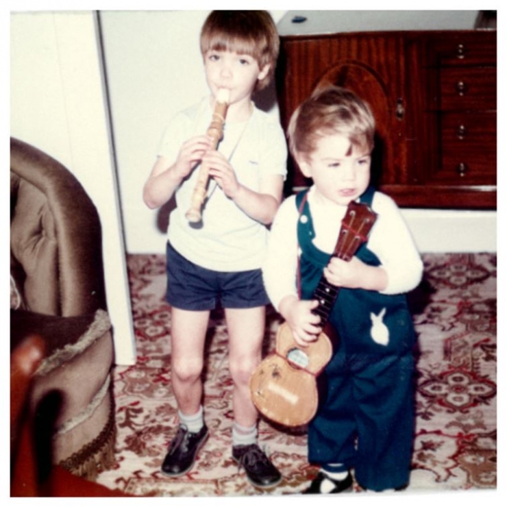 Illustration de l'article : Pour sceller un peu plus l'amour qu'ils se portent, ces deux frères ont décidé de recréer leurs photos d'enfance!