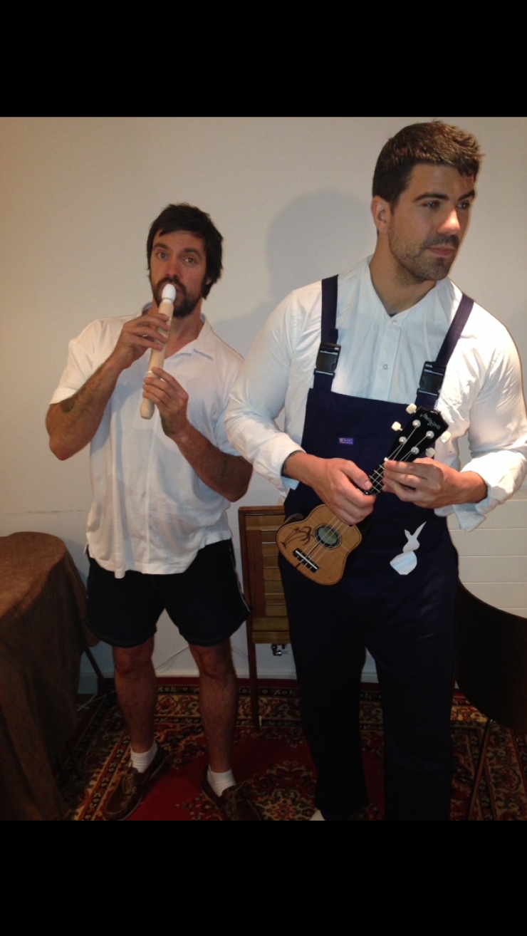 Illustration de l'article : Pour sceller un peu plus l'amour qu'ils se portent, ces deux frères ont décidé de recréer leurs photos d'enfance!