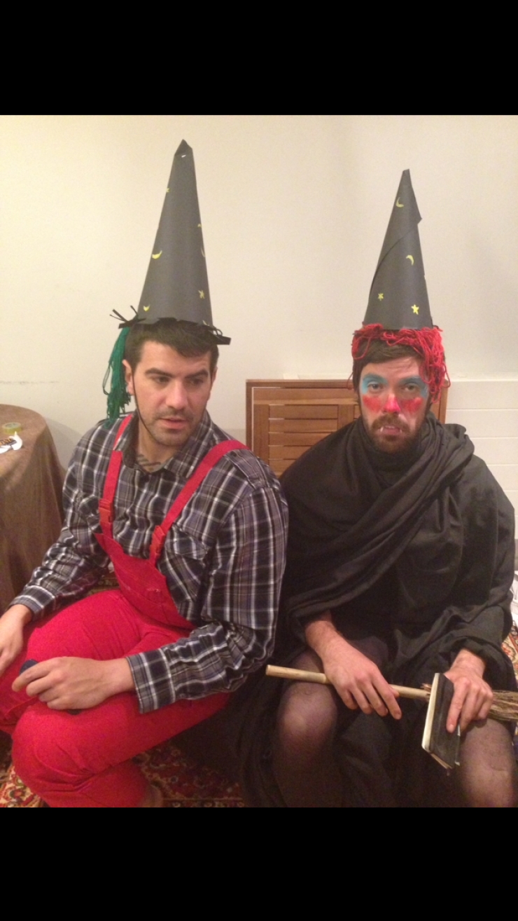 Illustration de l'article : Pour sceller un peu plus l'amour qu'ils se portent, ces deux frères ont décidé de recréer leurs photos d'enfance!