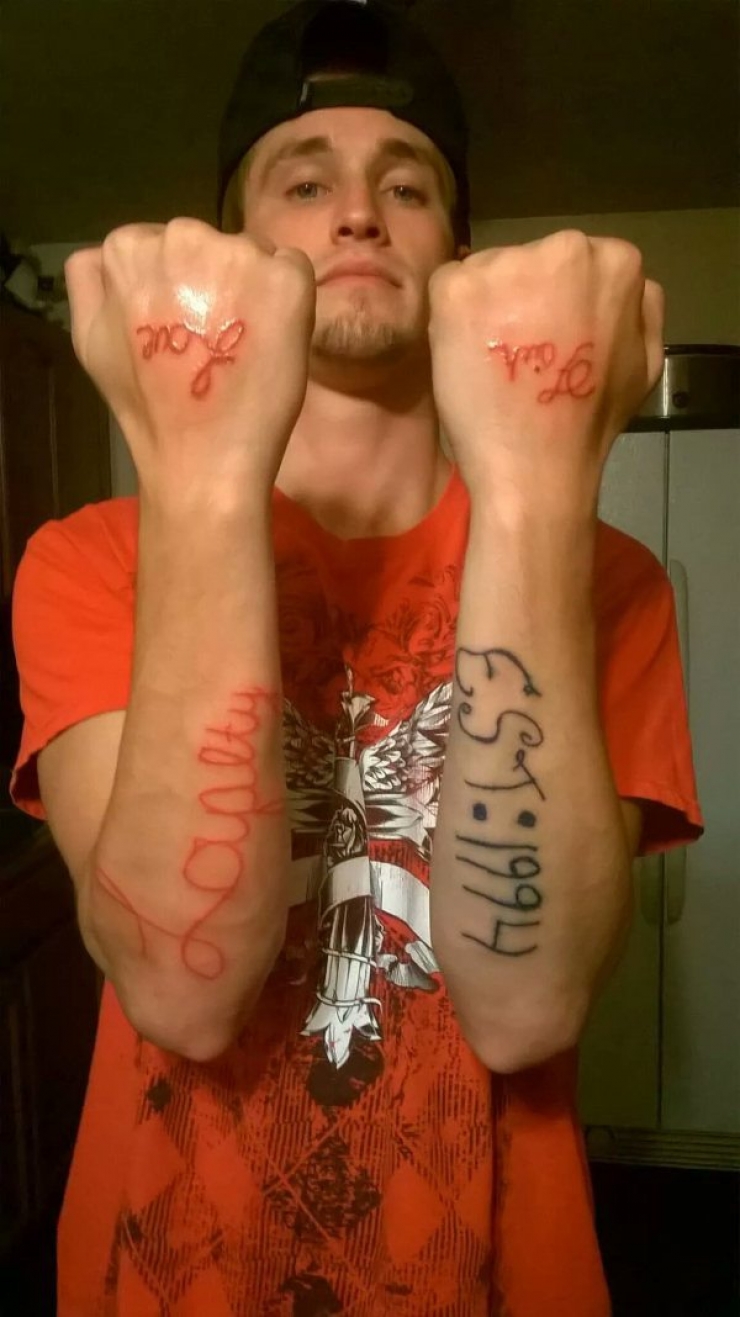 Illustration de l'article : 15 personnes qui ne se sont visiblement pas rendues chez les meilleurs tatoueurs de la planète