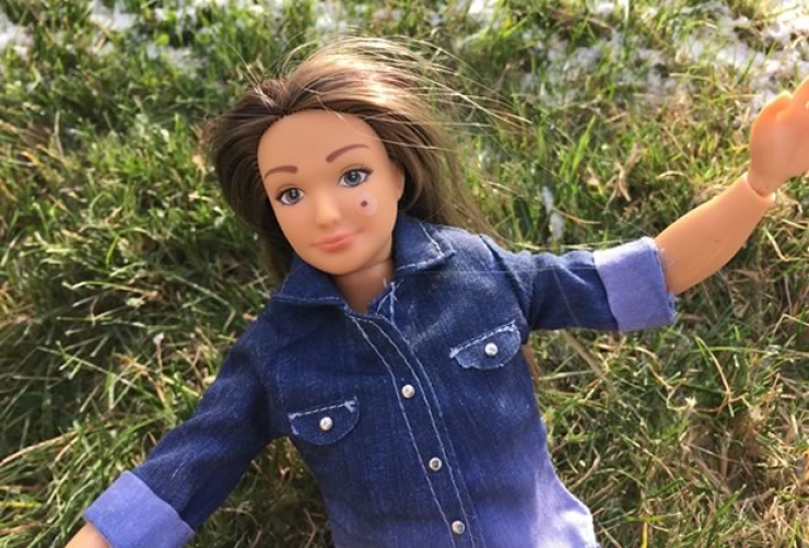 Illustration de l'article : Ce papa ne voulait pas acheter une barbie trop conventionnelle à son enfant! Il a imaginé un concept beaucoup plus proche de la réalité!