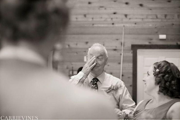 Illustration de l'article : Rien ne vaut le regard d'un papa devant sa fille en robe de mariée! La preuve avec ces 14 clichés!