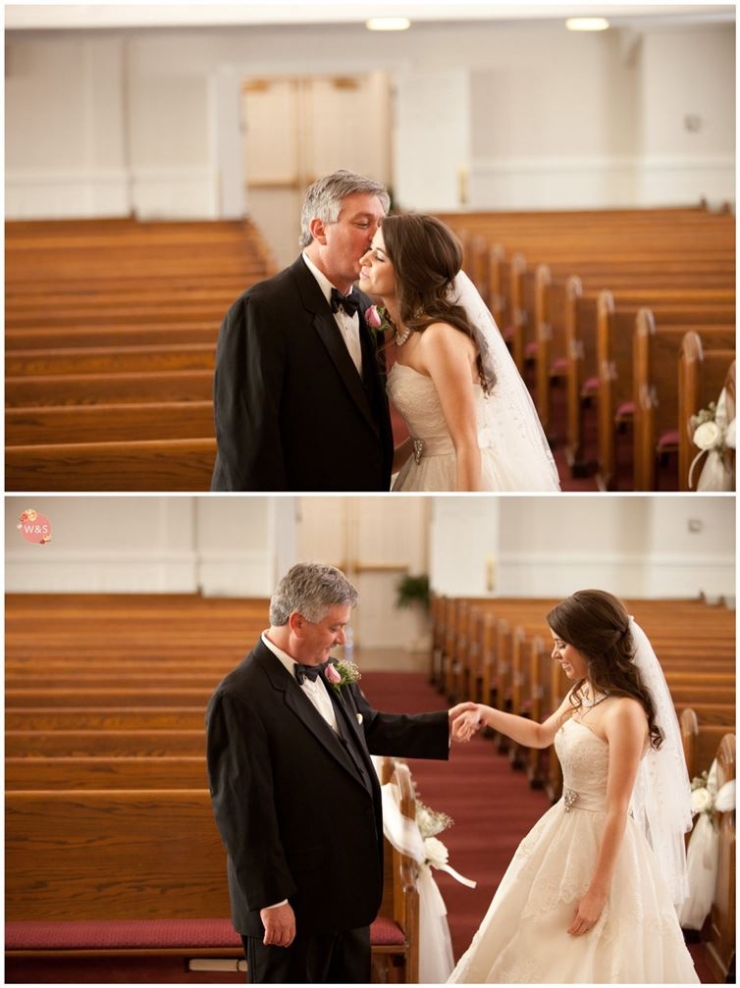Illustration de l'article : Rien ne vaut le regard d'un papa devant sa fille en robe de mariée! La preuve avec ces 14 clichés!