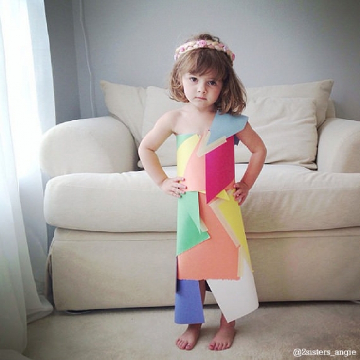 Illustration de l'article : Elle n'a que 4 ans pourtant elle crée des robes en papier magnifiques avec sa maman!