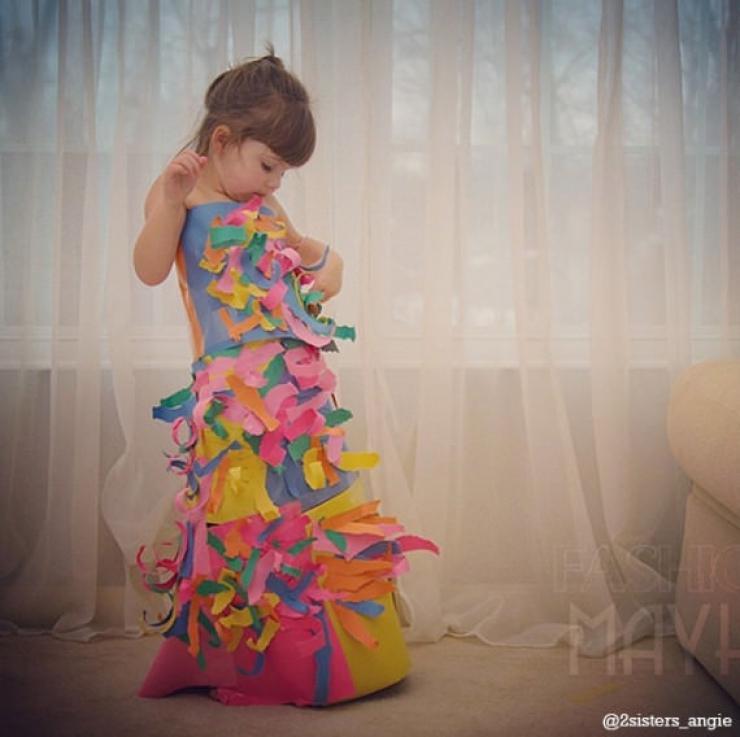 Illustration de l'article : Elle n'a que 4 ans pourtant elle crée des robes en papier magnifiques avec sa maman!